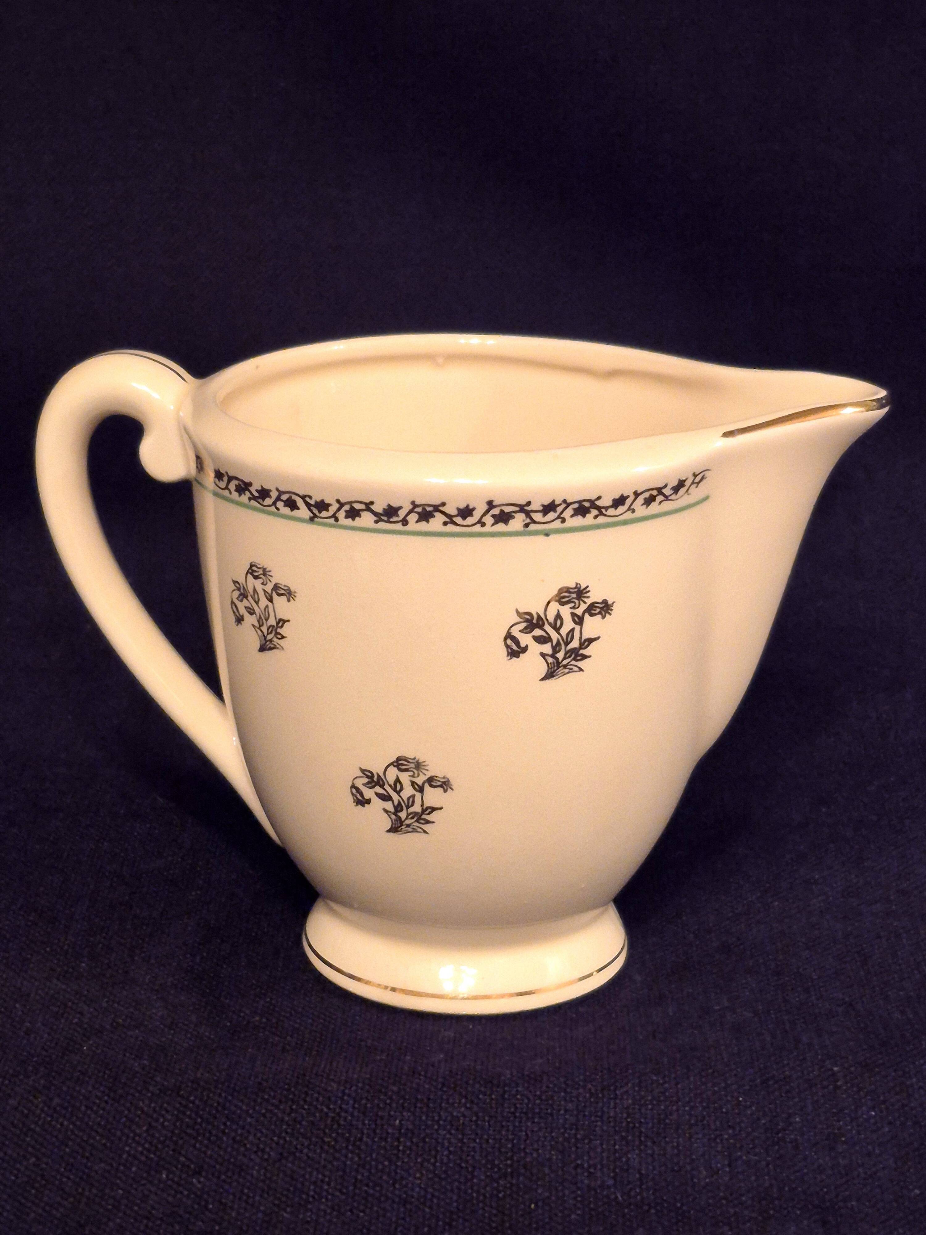 Antique milk jug in Gien earthenware, Valence model A040.