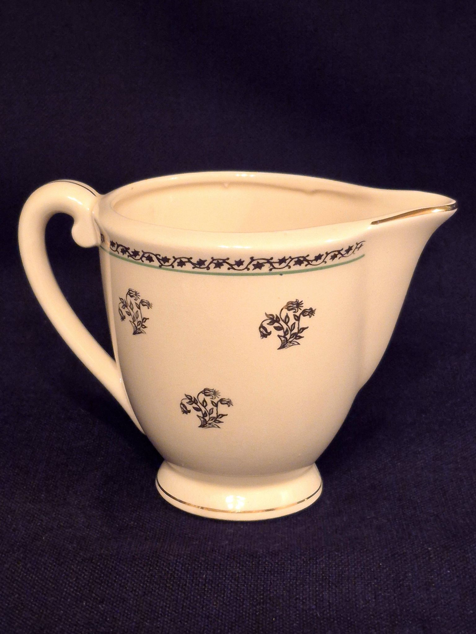 Antique milk jug in Gien earthenware, Valence model A040.