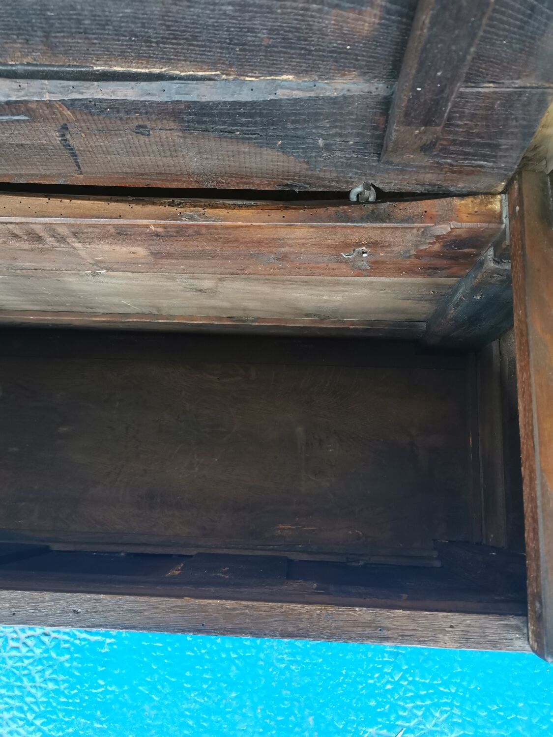 Coffre banc néo-gothique en bois massif