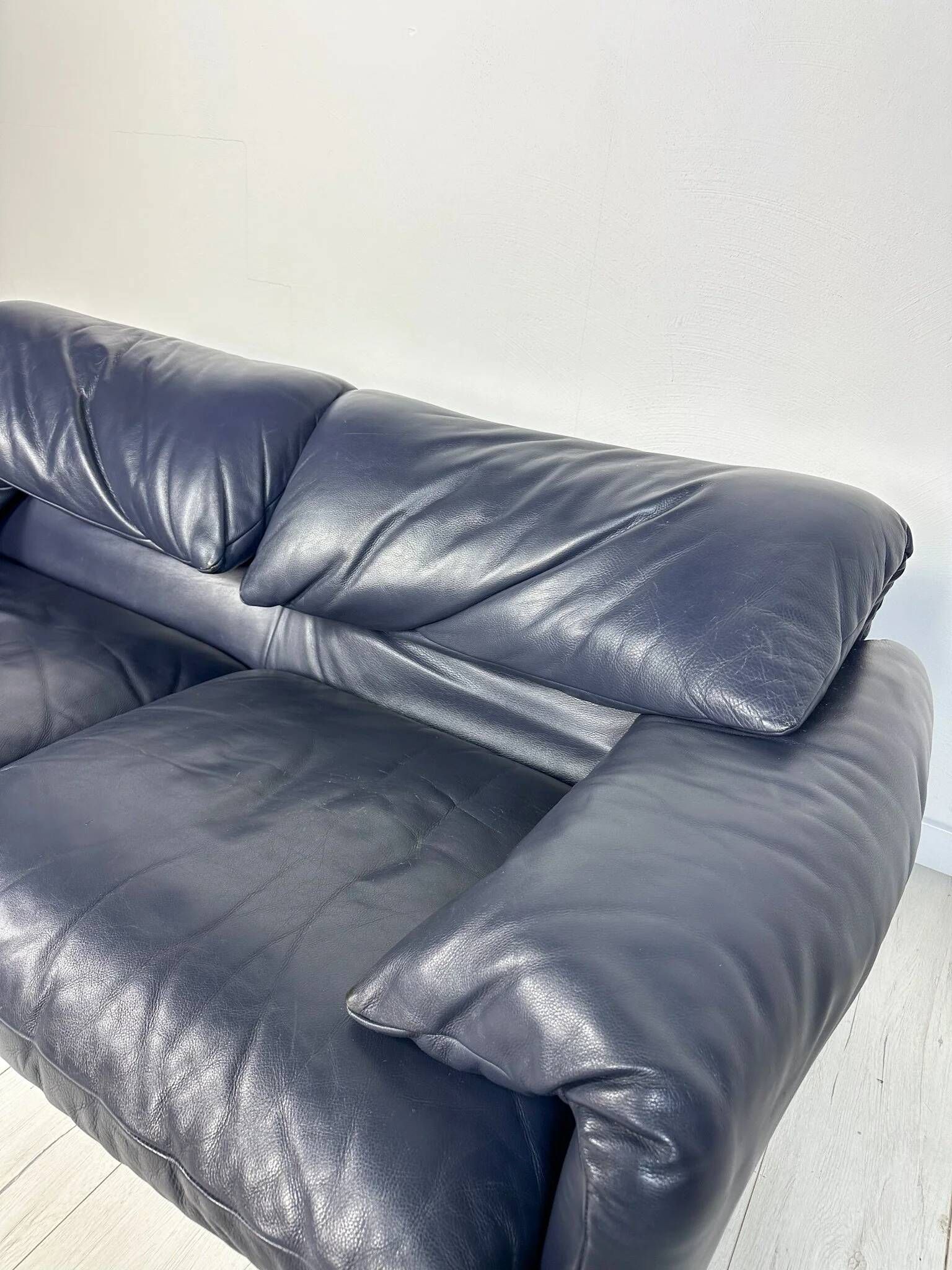 Vintage Maralunga 2-seater leather sofa from the 1980s by Vico Magistretti for Cassina.