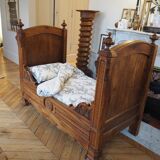 Lit ancien en bois sculpté