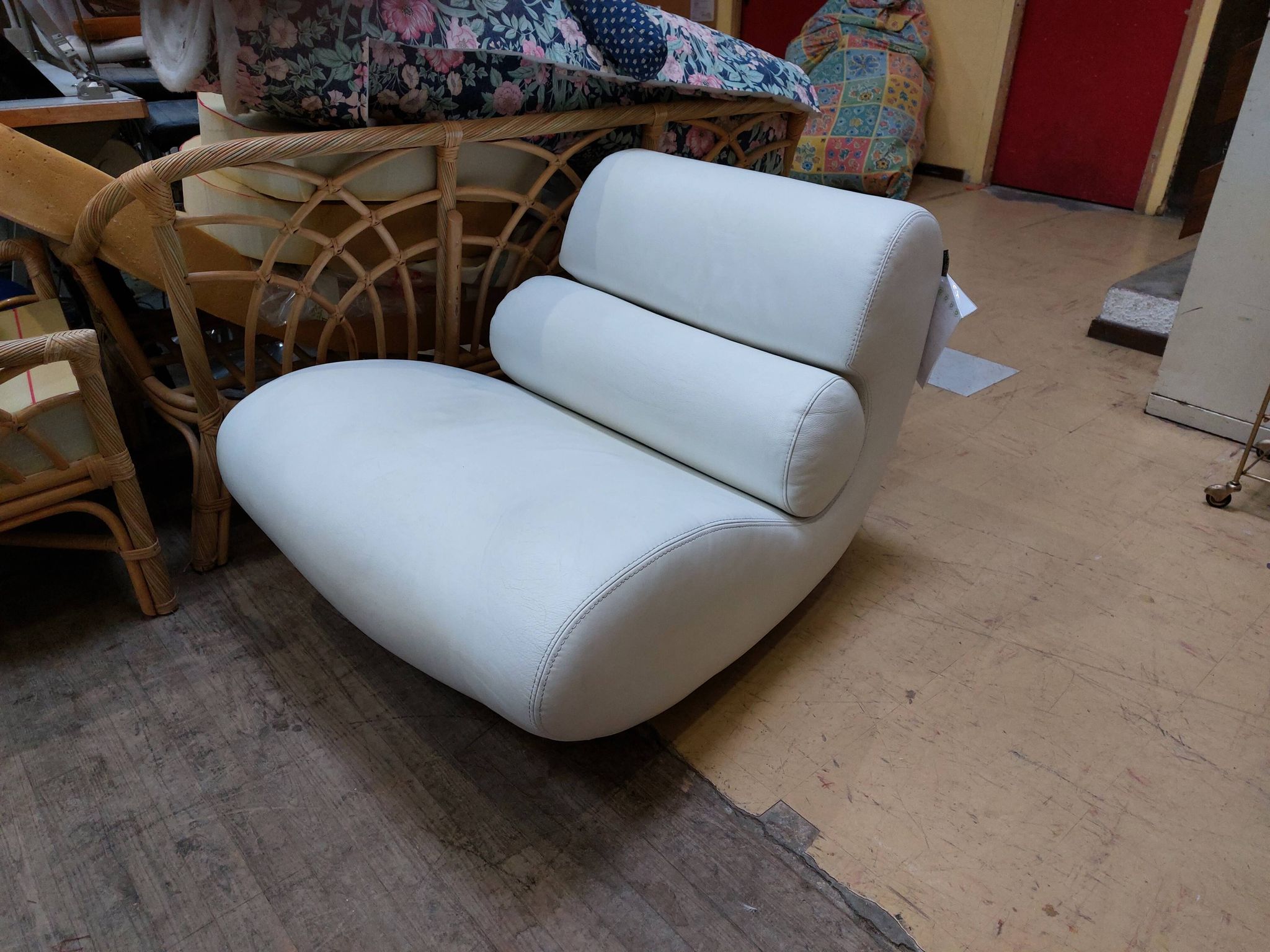 White leather swivel comma armchair by roche bobois - 80s