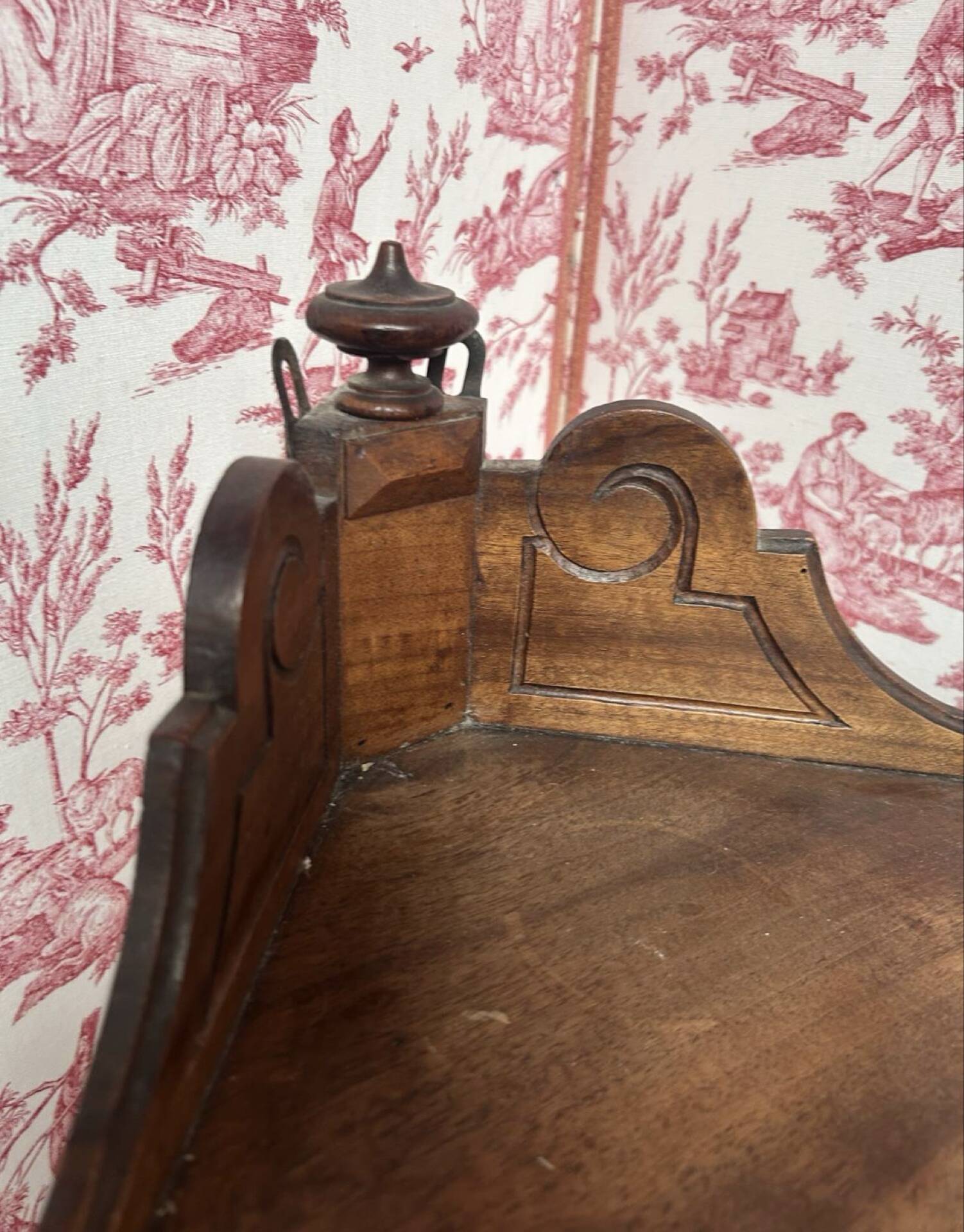 Small 19th-century corner shelf in walnut – beautiful cabinetmaking work.