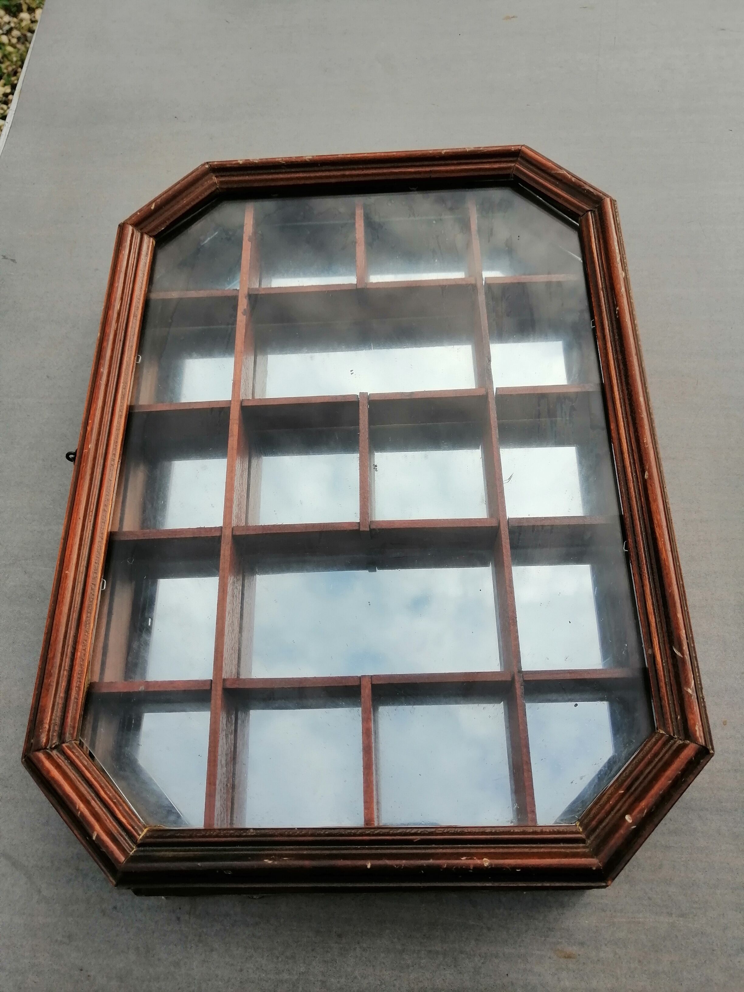 Wall display case for miniature with octagonal compartments