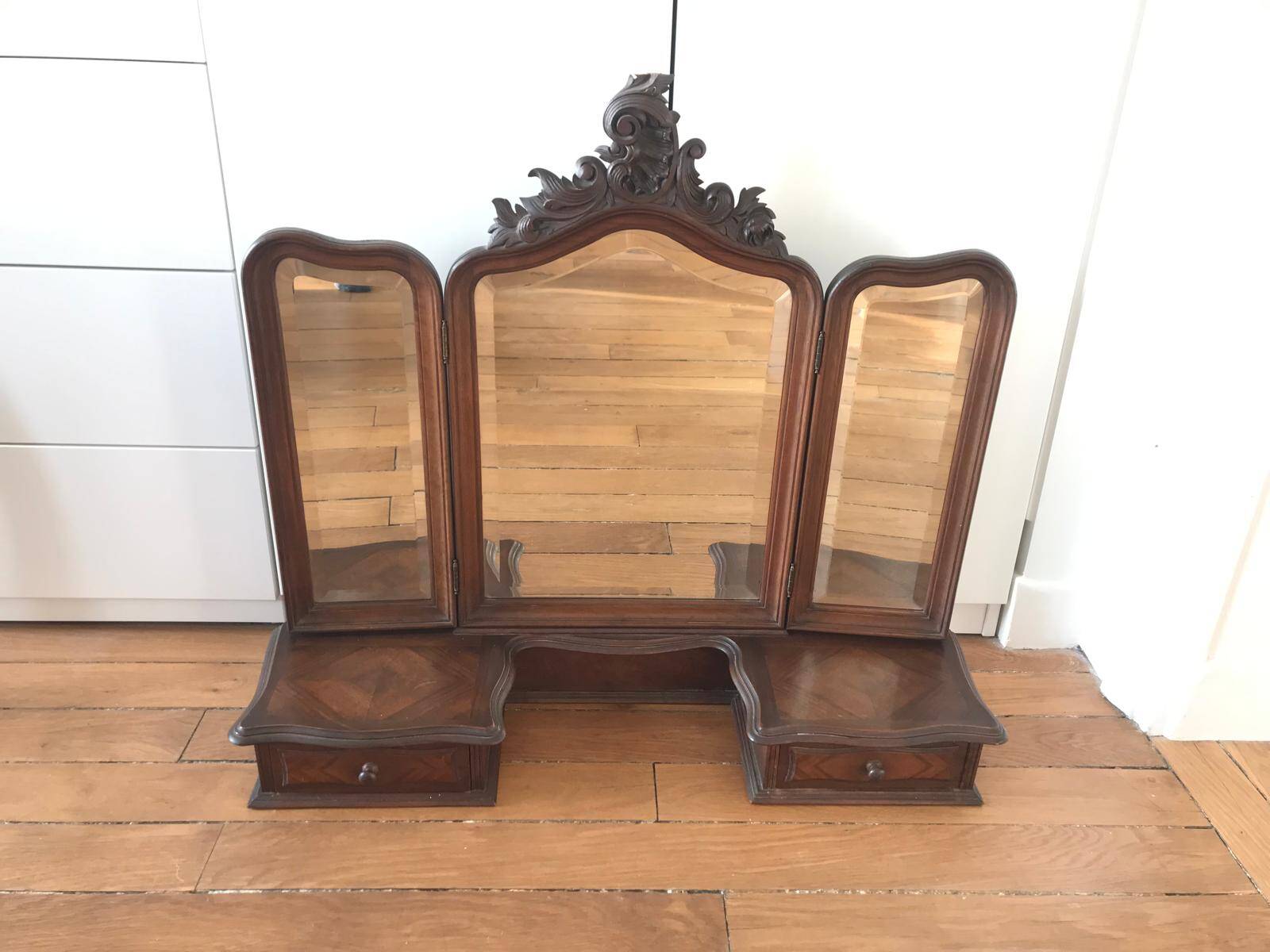 Triptych mirror dressing table