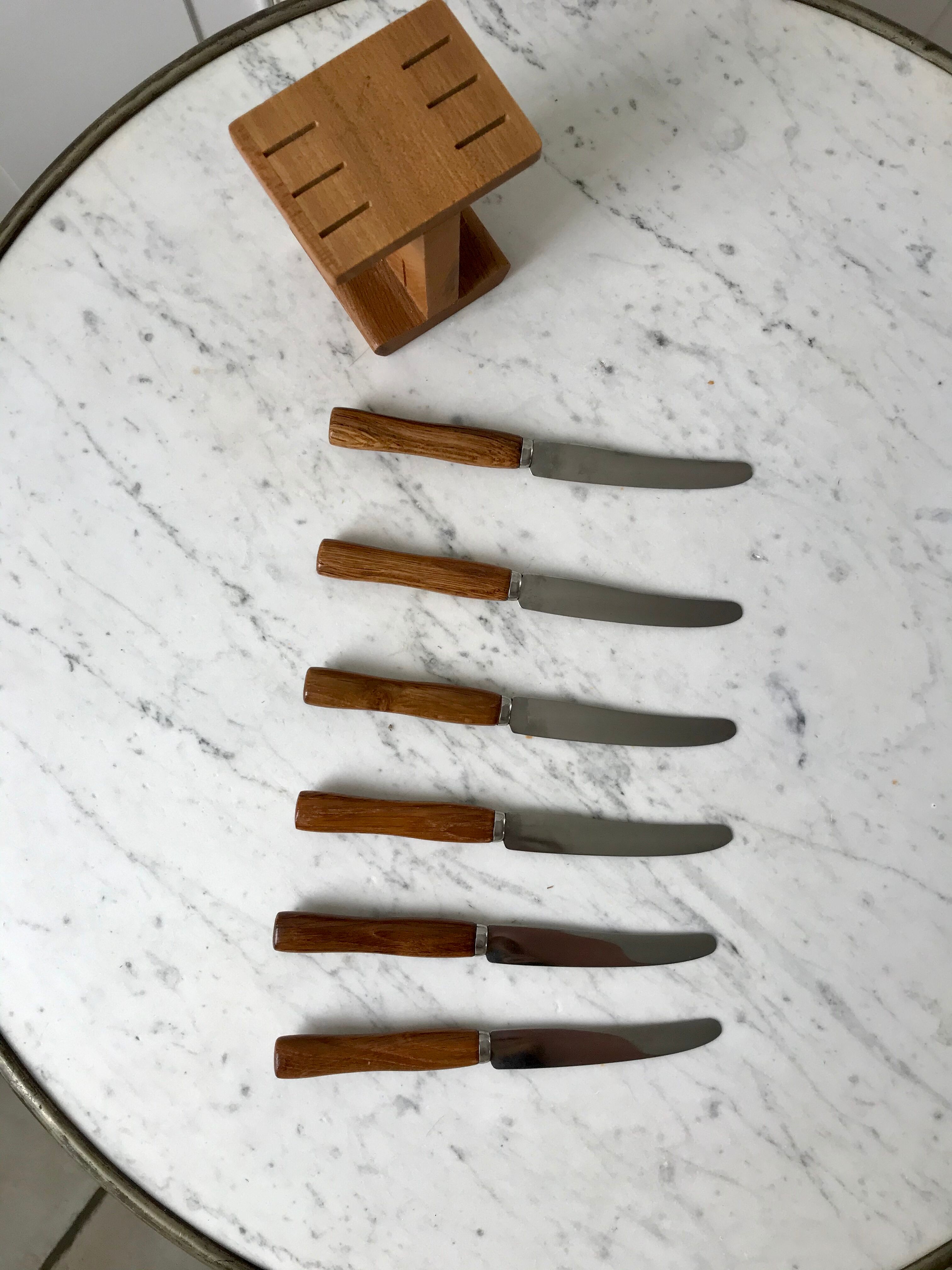Set of 6 wooden butter knives and their support 70s