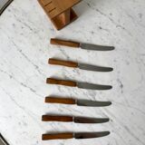 Ensemble de 6 couteaux à beurre en bois et leur support années 70