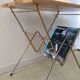 Table d'appoint vintage en métal doré avec range magazines/disques vinyles et plateau bois original