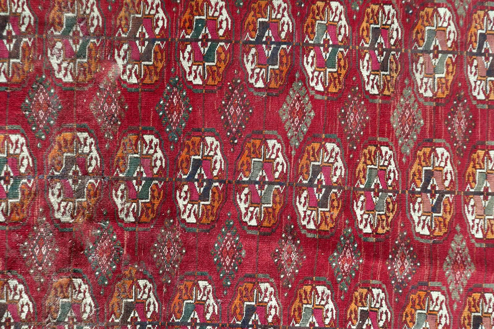 Authentic antique Turkmen Tekke rug 134cm x 183cm - Gul motifs (1C1197)