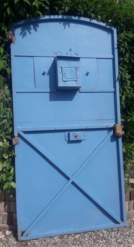 Porte portail H205xL103 ancienne en fer cintrée avec boite aux lettres