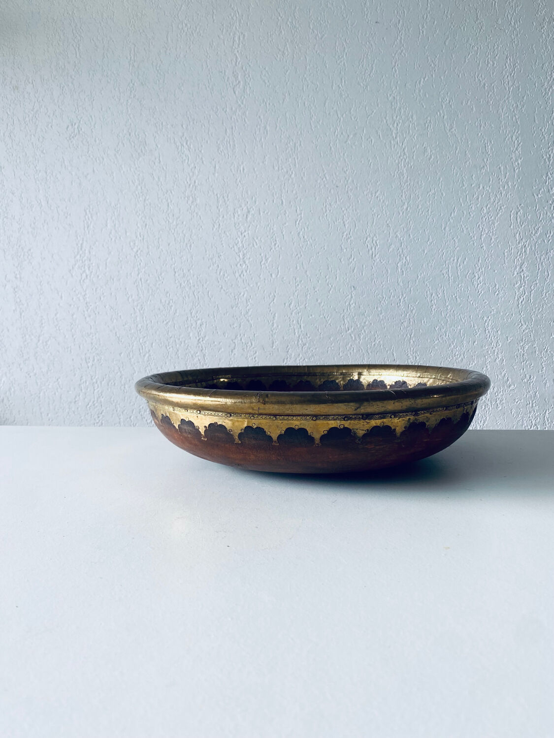 Grand saladier en bois et laiton