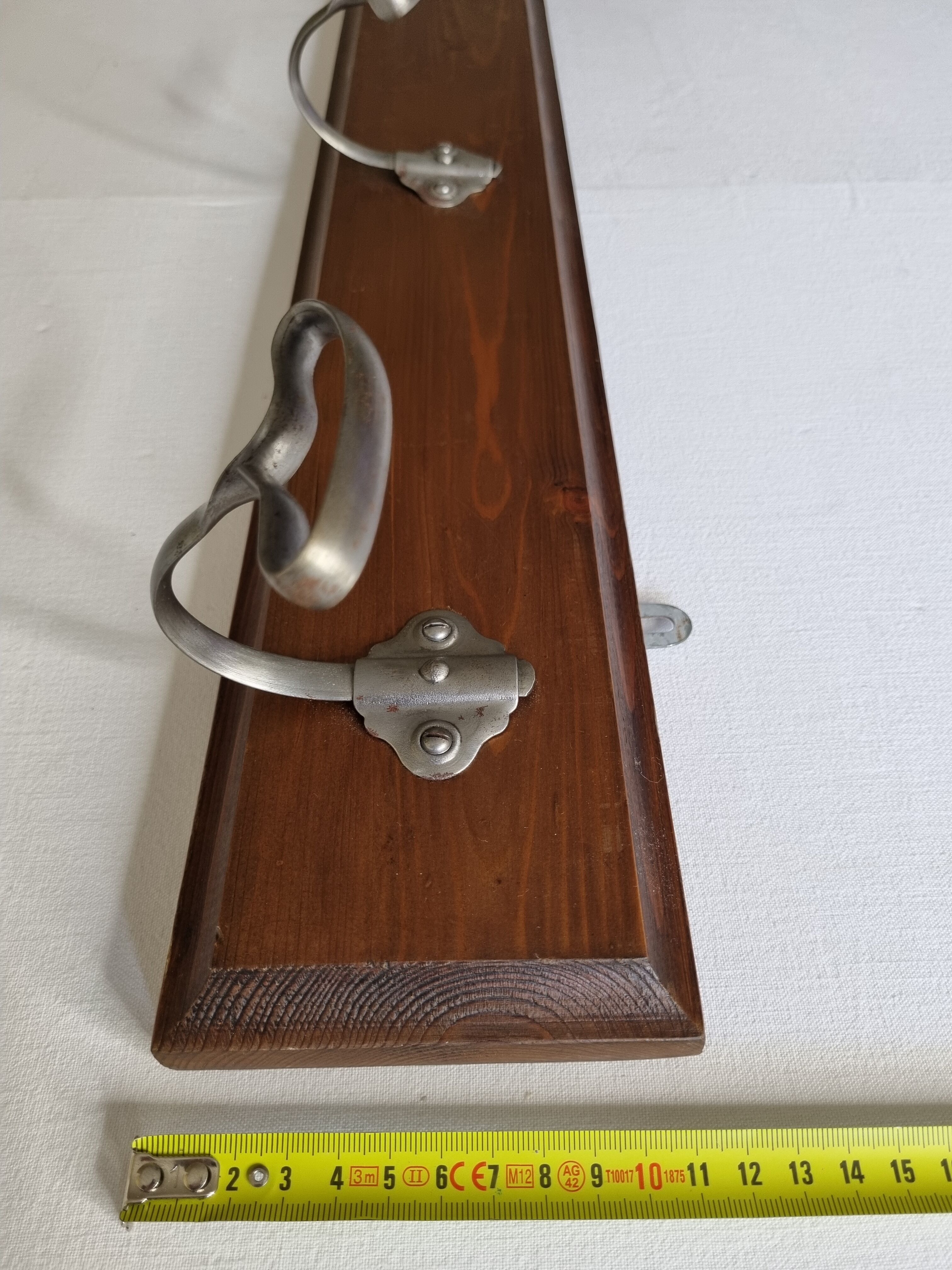Portemanteau mural, quatre patères vintage, en acier et bois, 90 cm