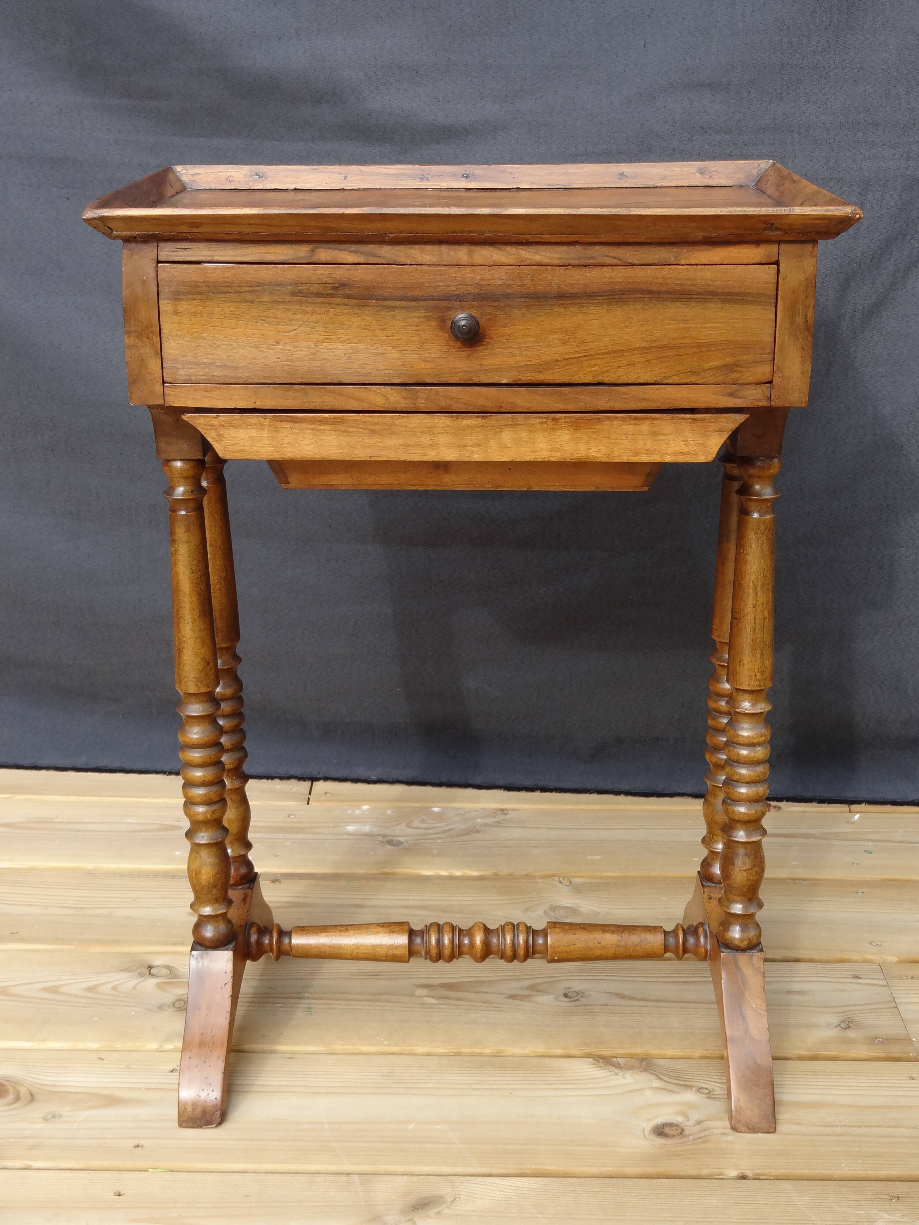 Walnut work table with two drawers, early nineteenth, 46 x 65 cm