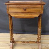 Table d'ouvrage en noyer à deux tiroirs, début XIXème, 46 x 65 cm