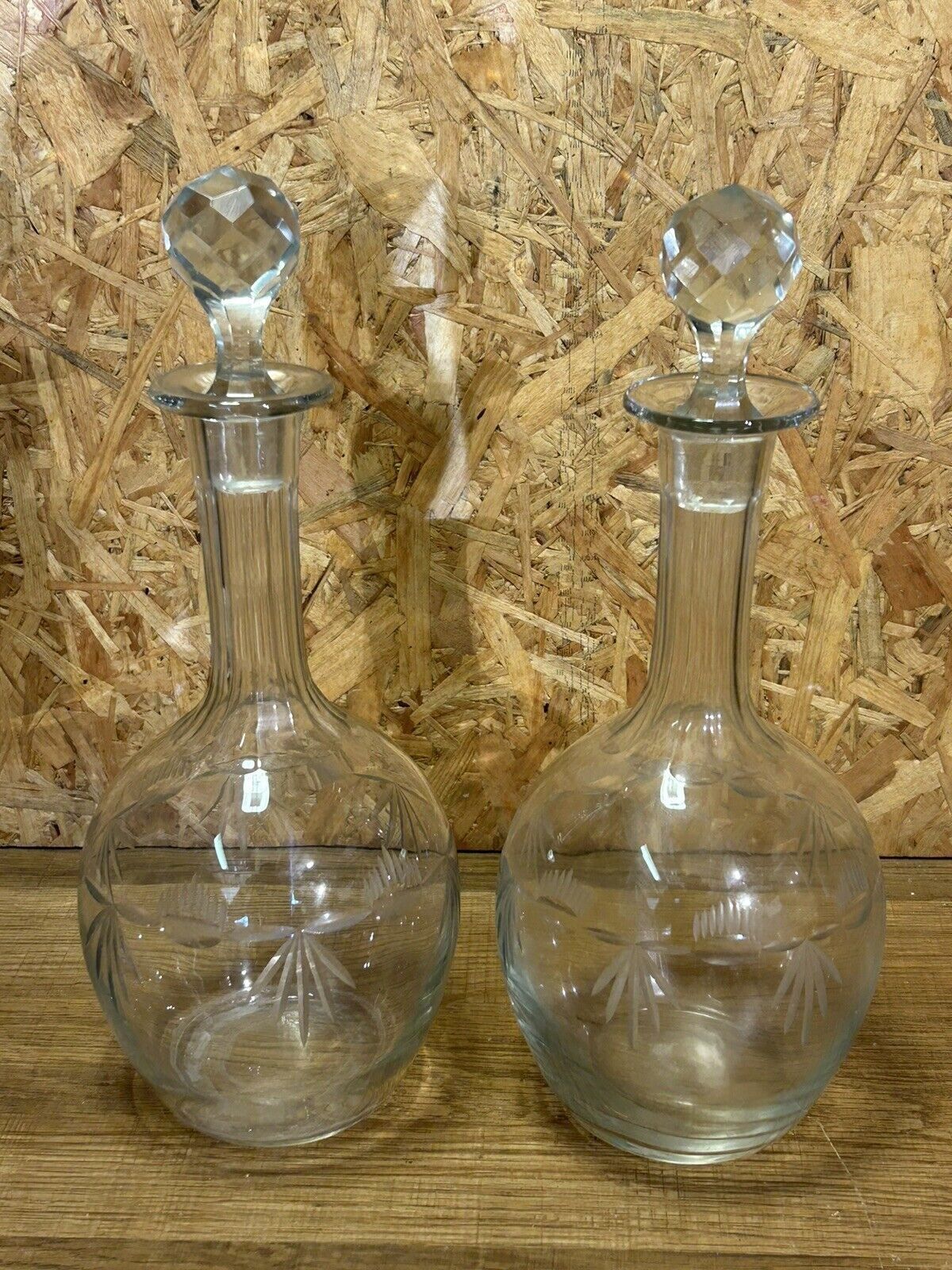 Pair of decanters nineteenth crystal grave, baccarat quality, Saint Louis, chic decoration