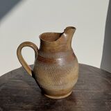Carafe en grès du Berry beige à frises et motifs géométriques quadrillés