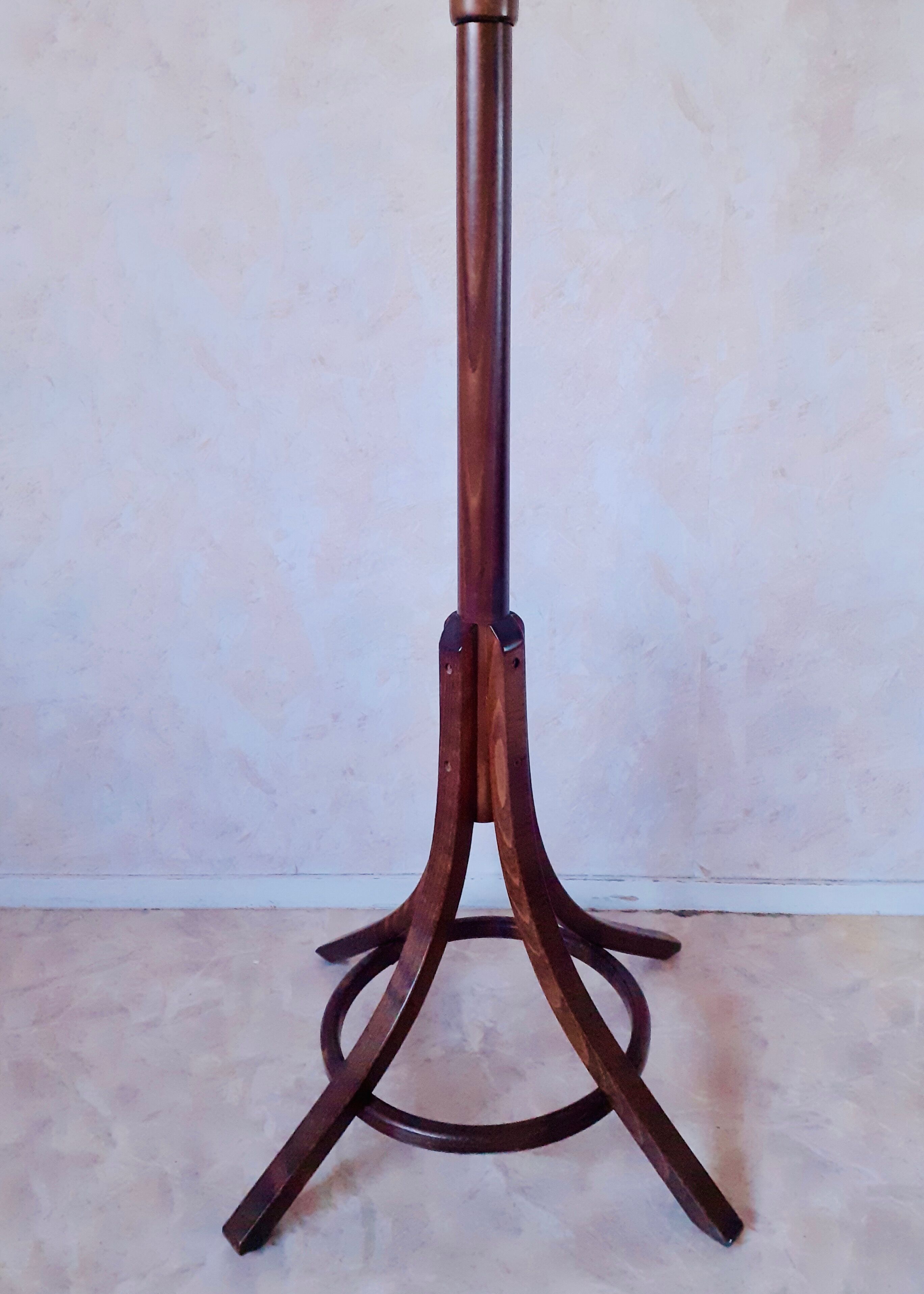 Baumann parrot coat rack
