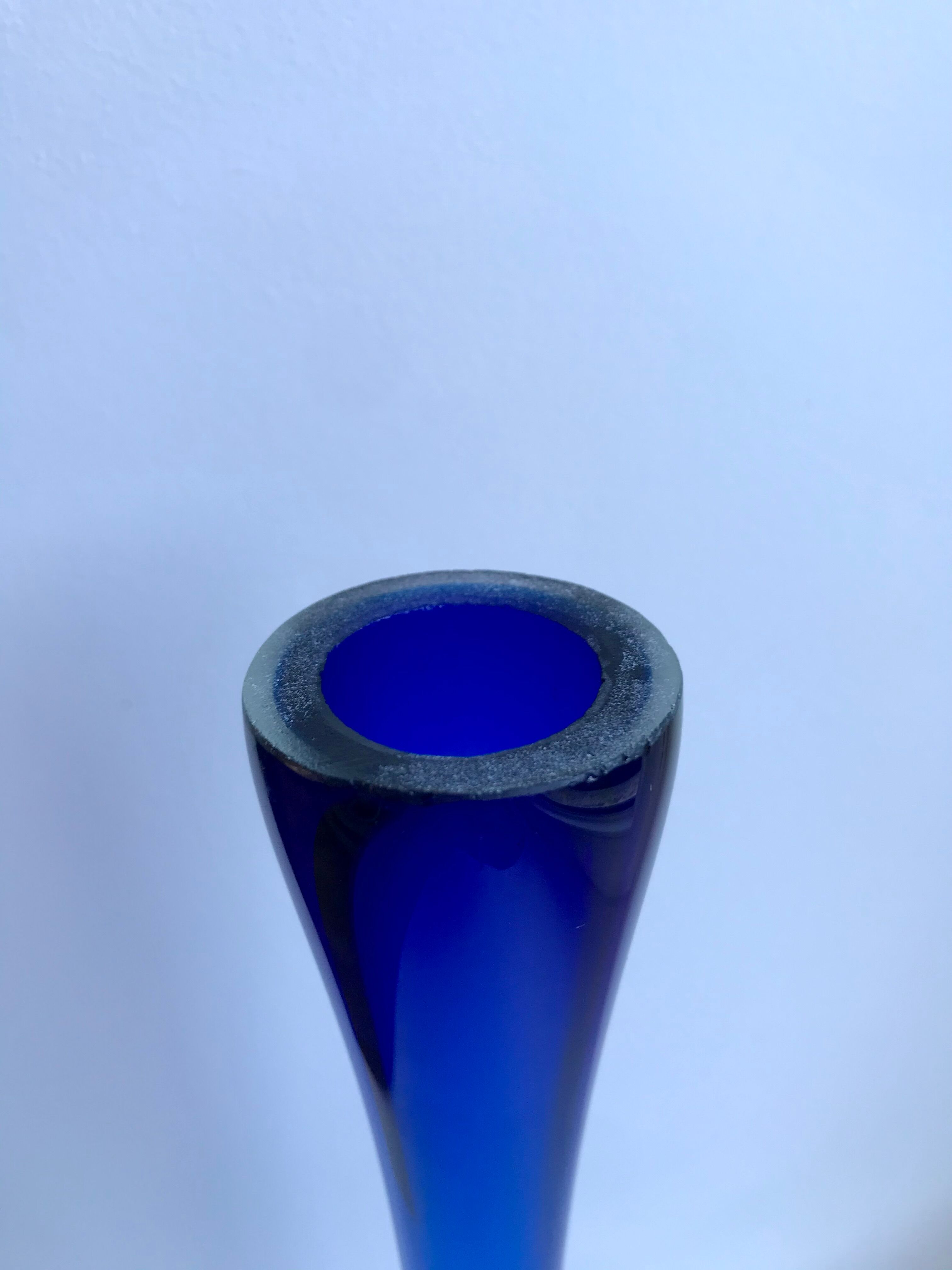 Vase soliflore en verre bleu roi années 70