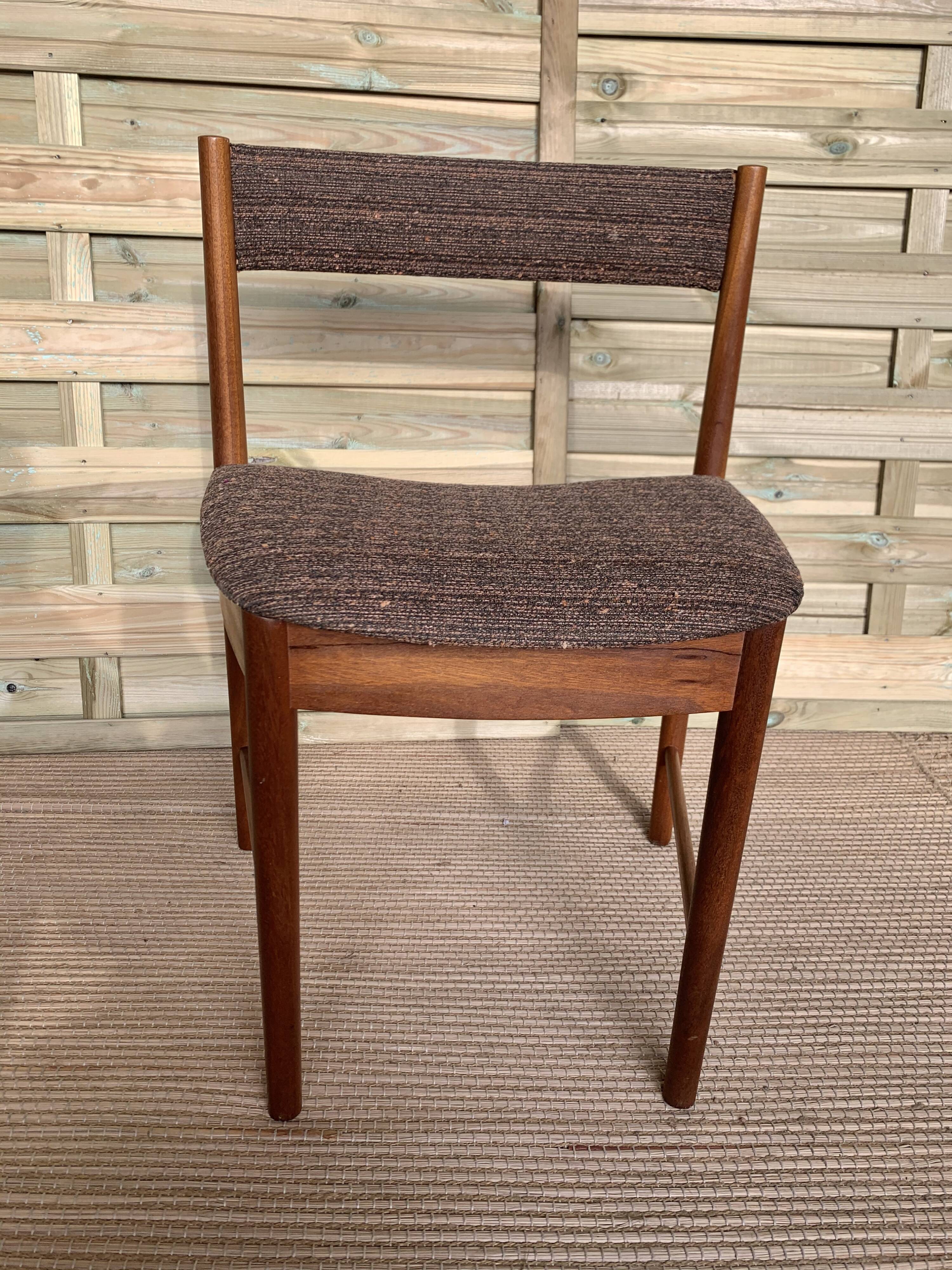 4 Scandinavian chairs made of teak and fabrics