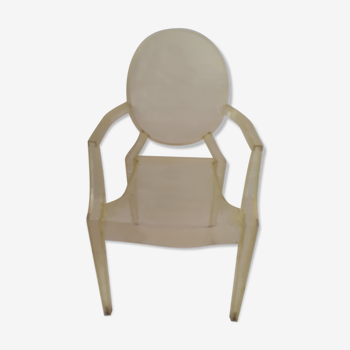 Fauteuil enfant Loulou Ghost par Philippe Starck, diffusé par Kartell.