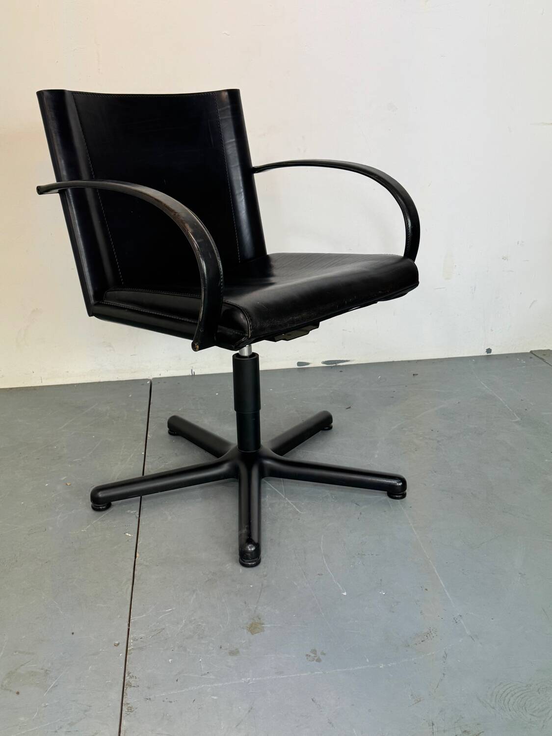 Italian Tito Agnoli for Matteo Grassi modernist Leather and steel desk chai