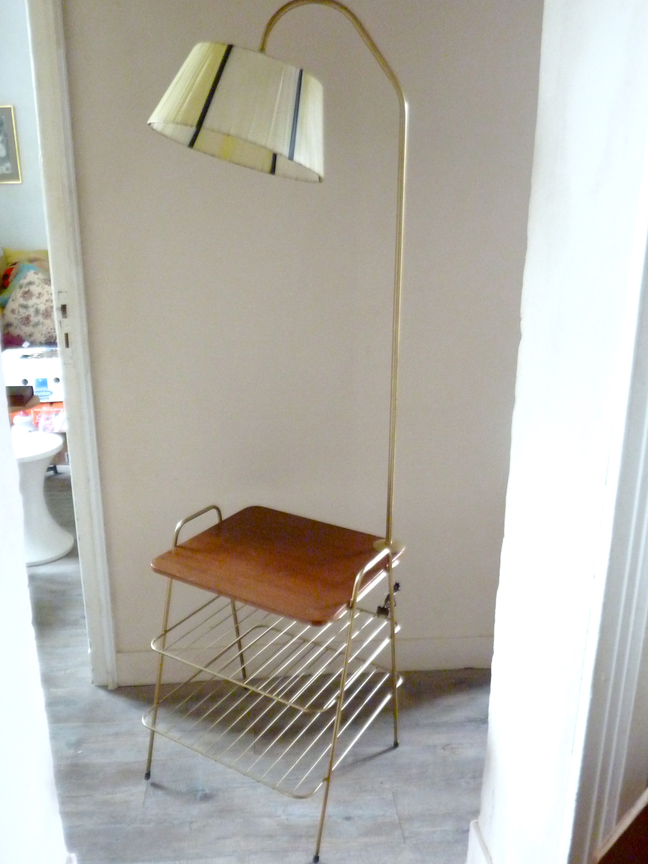 Lampadaire avec tablettes en teck et laiton des années 60