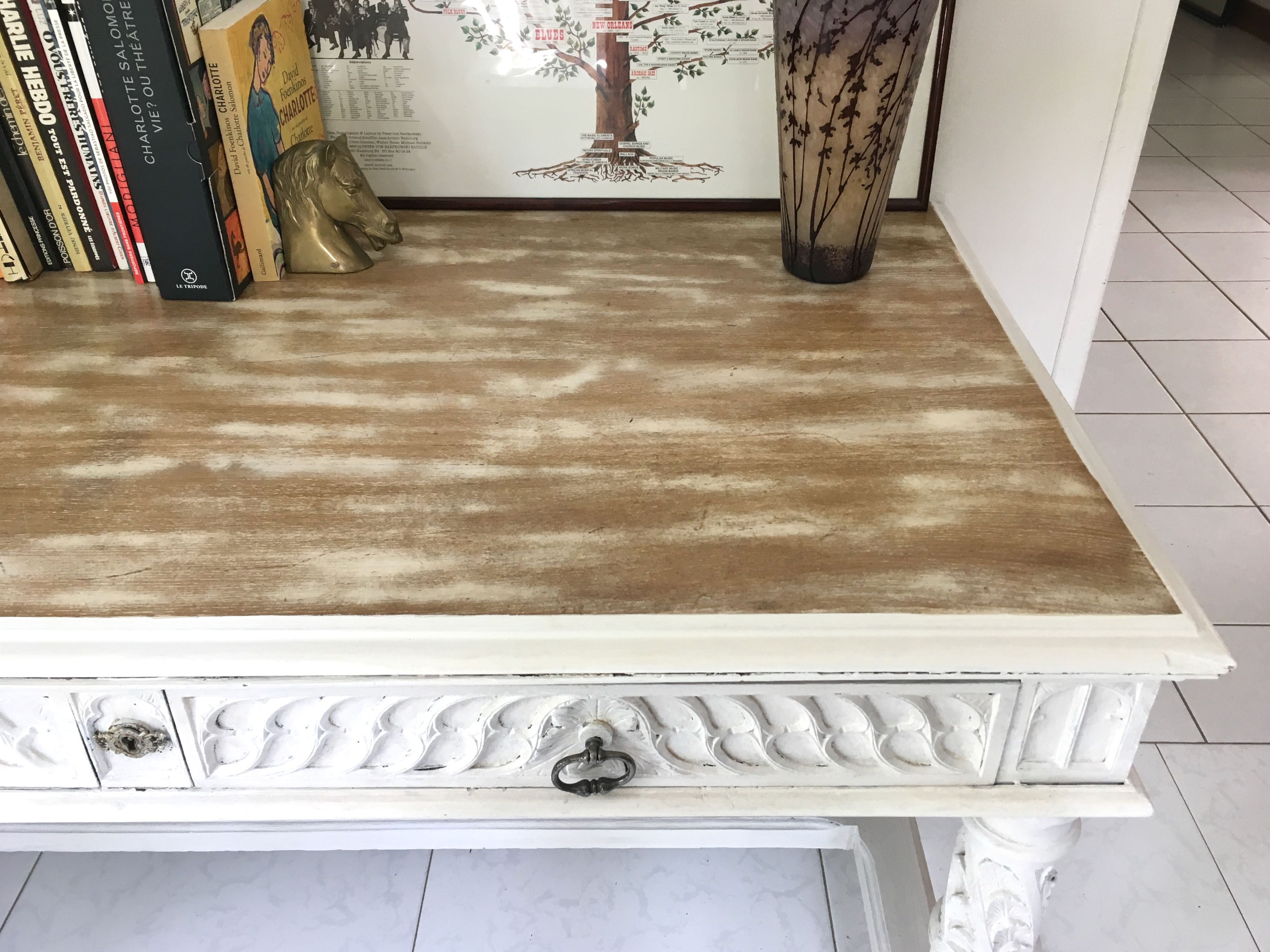 Bureau ancien en chêne sculpté et cérusé