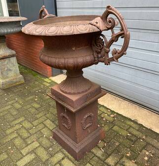 Jardinière en fonte avec piédestal