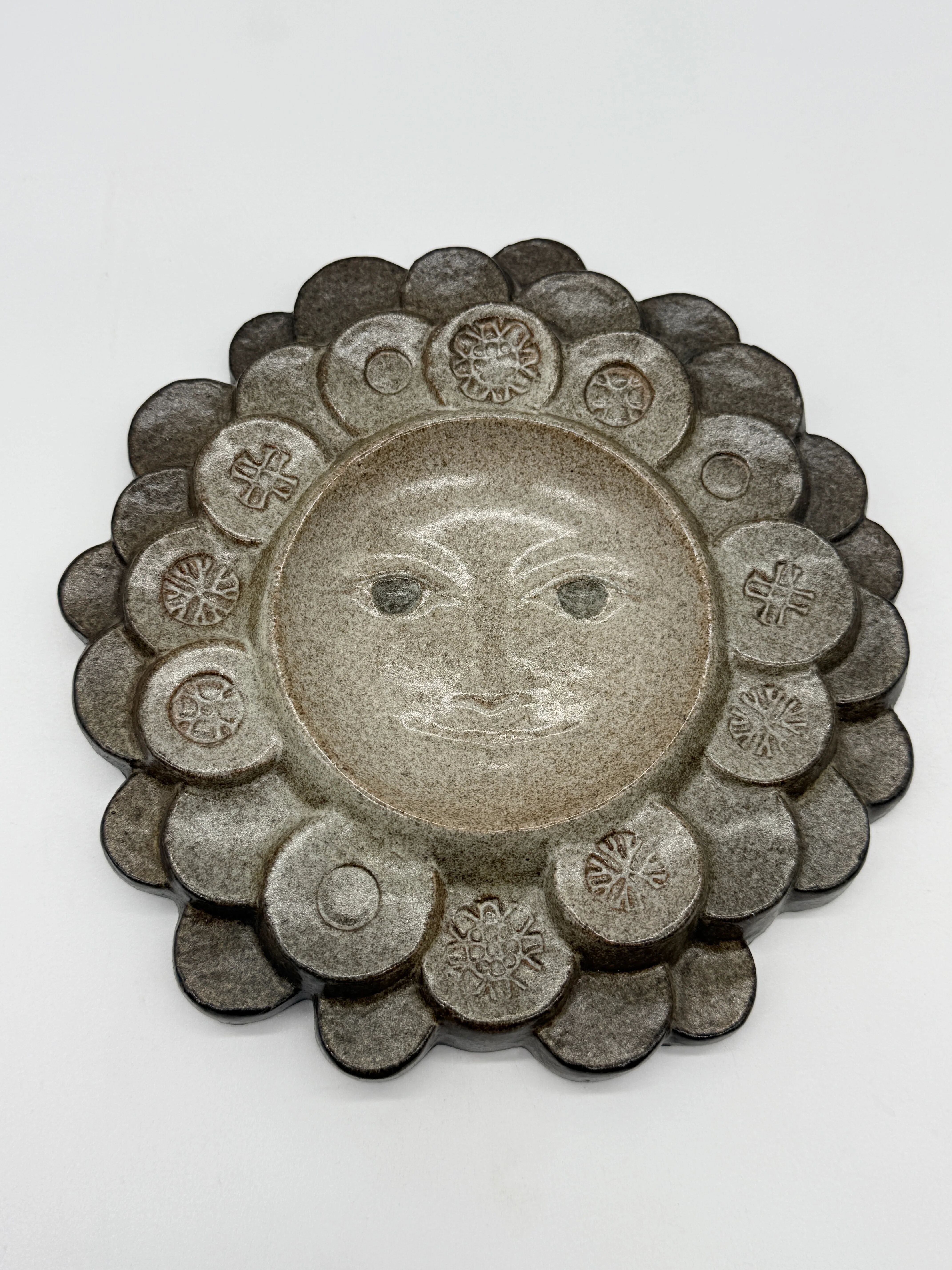 Céramique murale « visage solaire » — signée, circa 1970