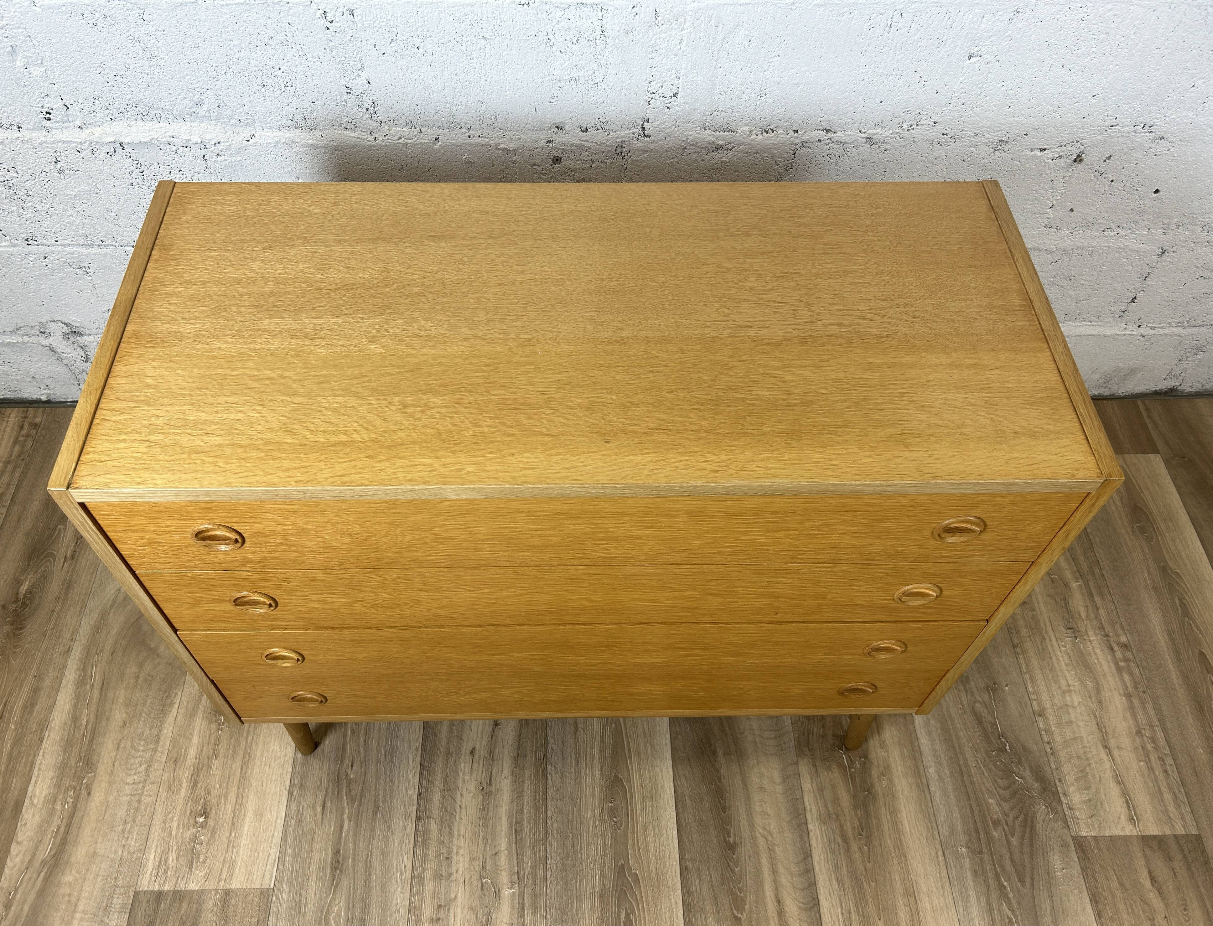 Vintage Scandinavian chest of drawers with 4 drawers in oak, 1960s