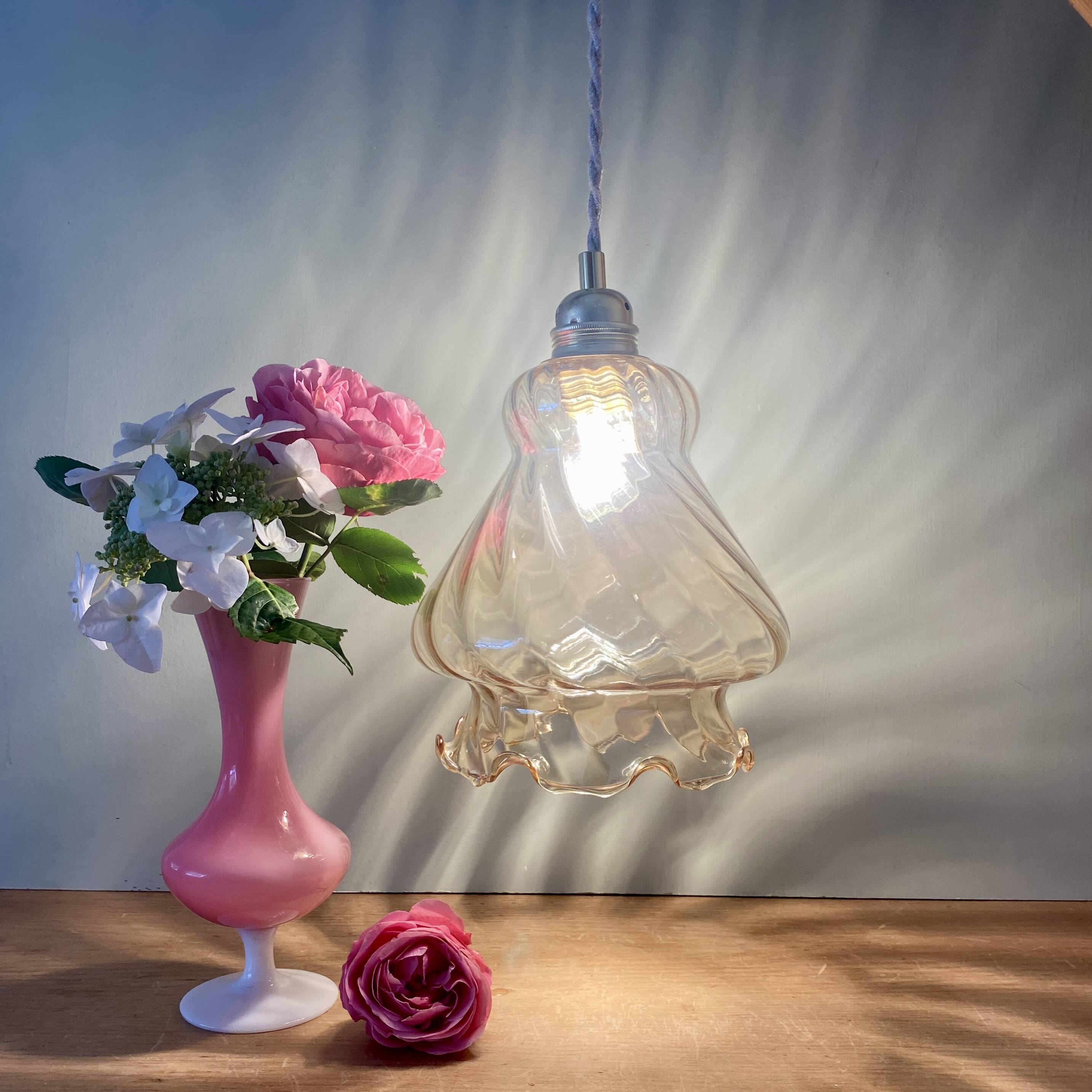 Suspension globe vintage en verre ambré