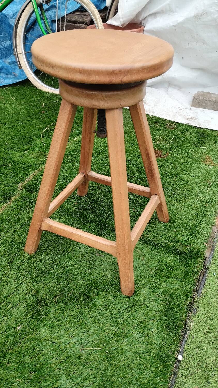 Petit tabouret réglable en bois massif