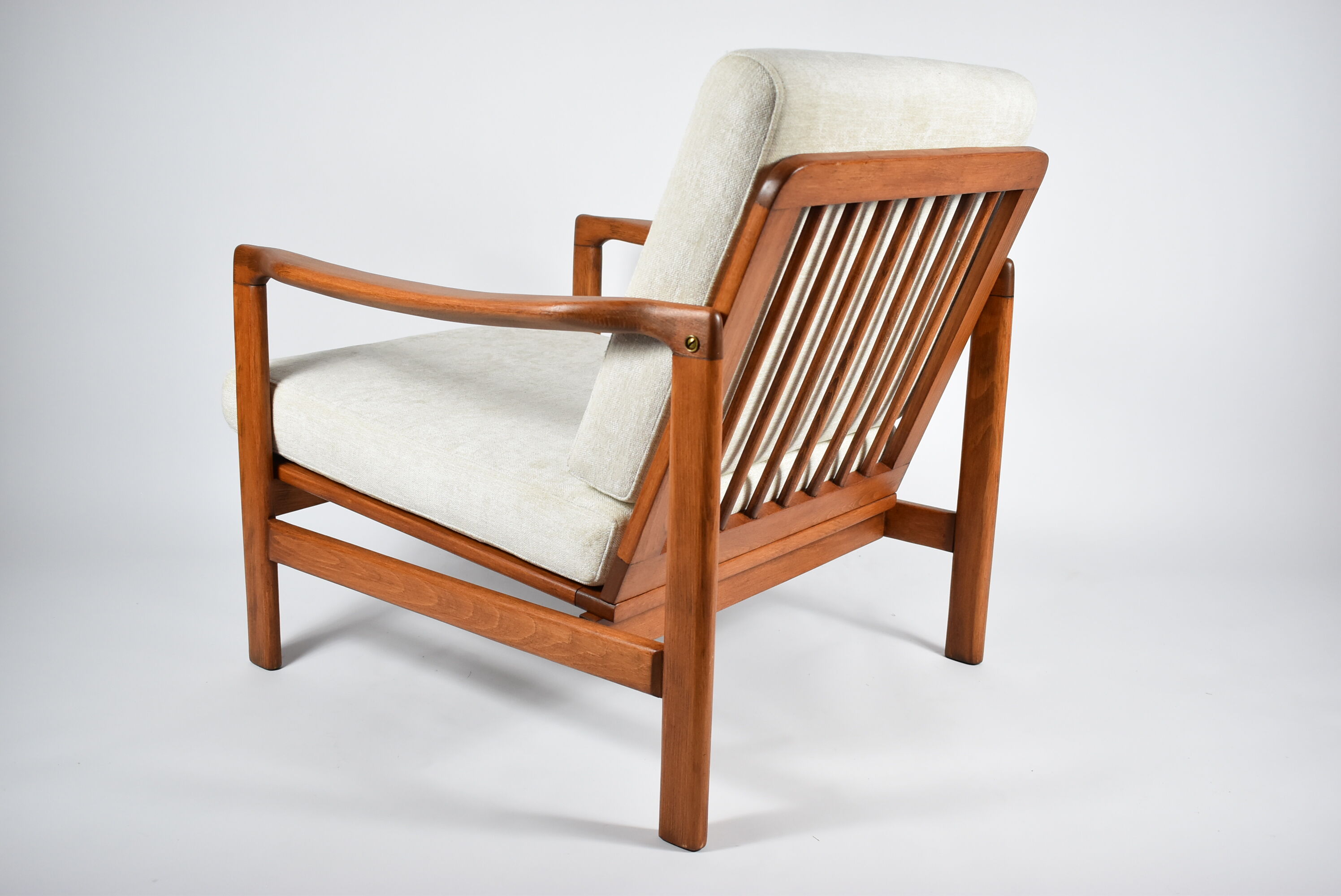 Fauteuil d’origine scandinave, entièrement restauré, rembourré, designer Z. Baczyk, années 60, beige
