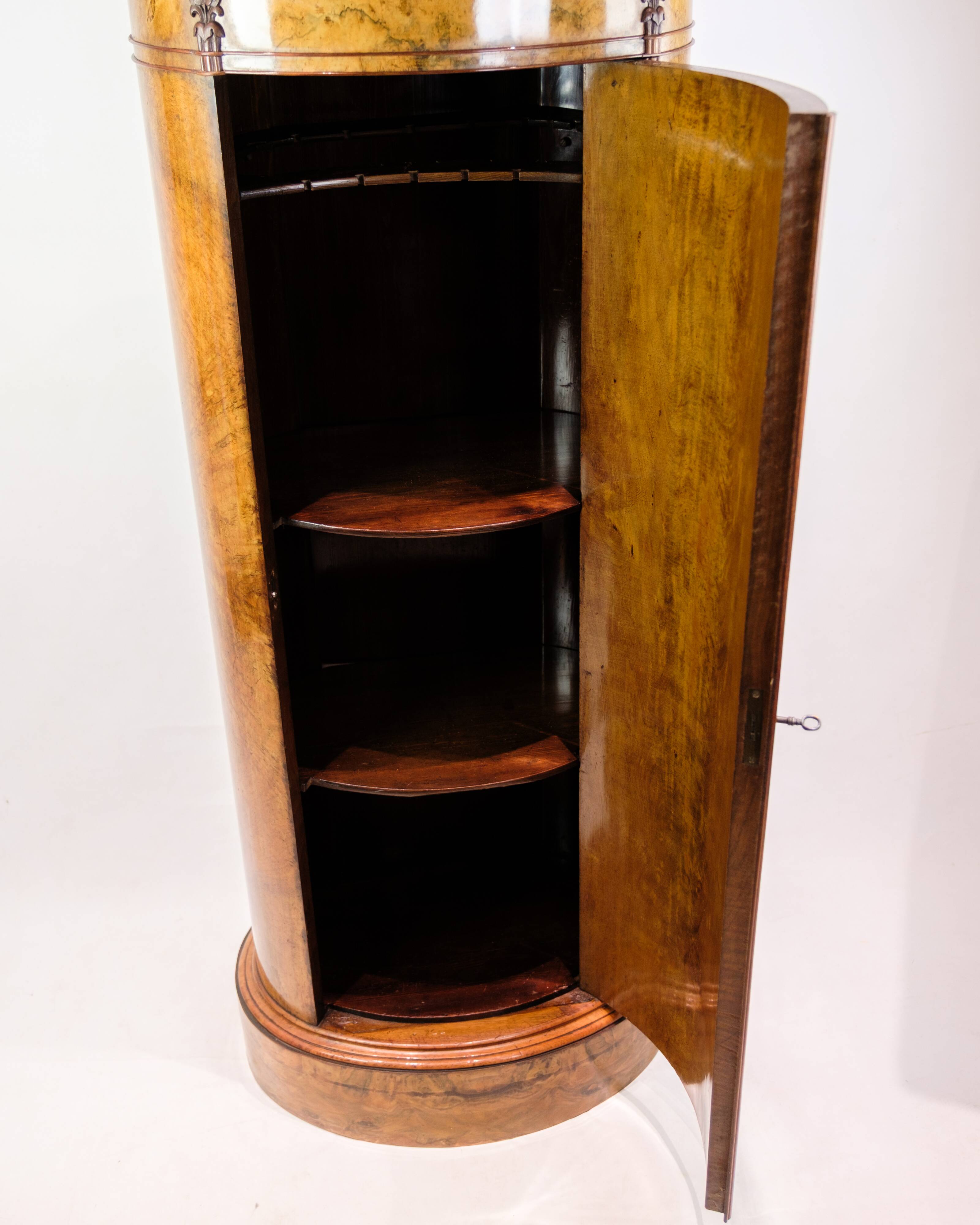 Oval pedestal cabinet - Walnut - Hand polished - Year 1840s