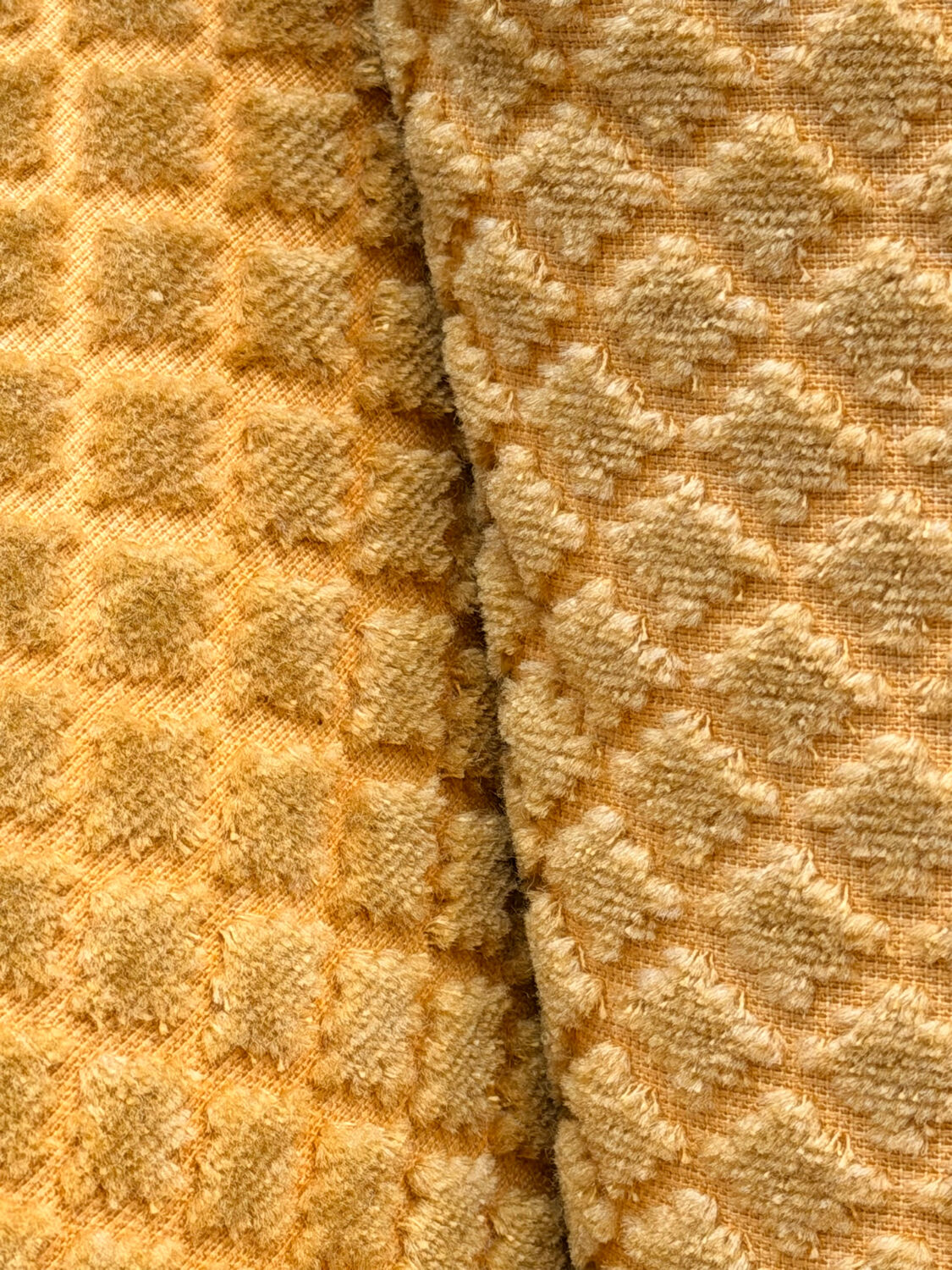 Fauteuil crapaud vintage jaune moutarde velours floqué