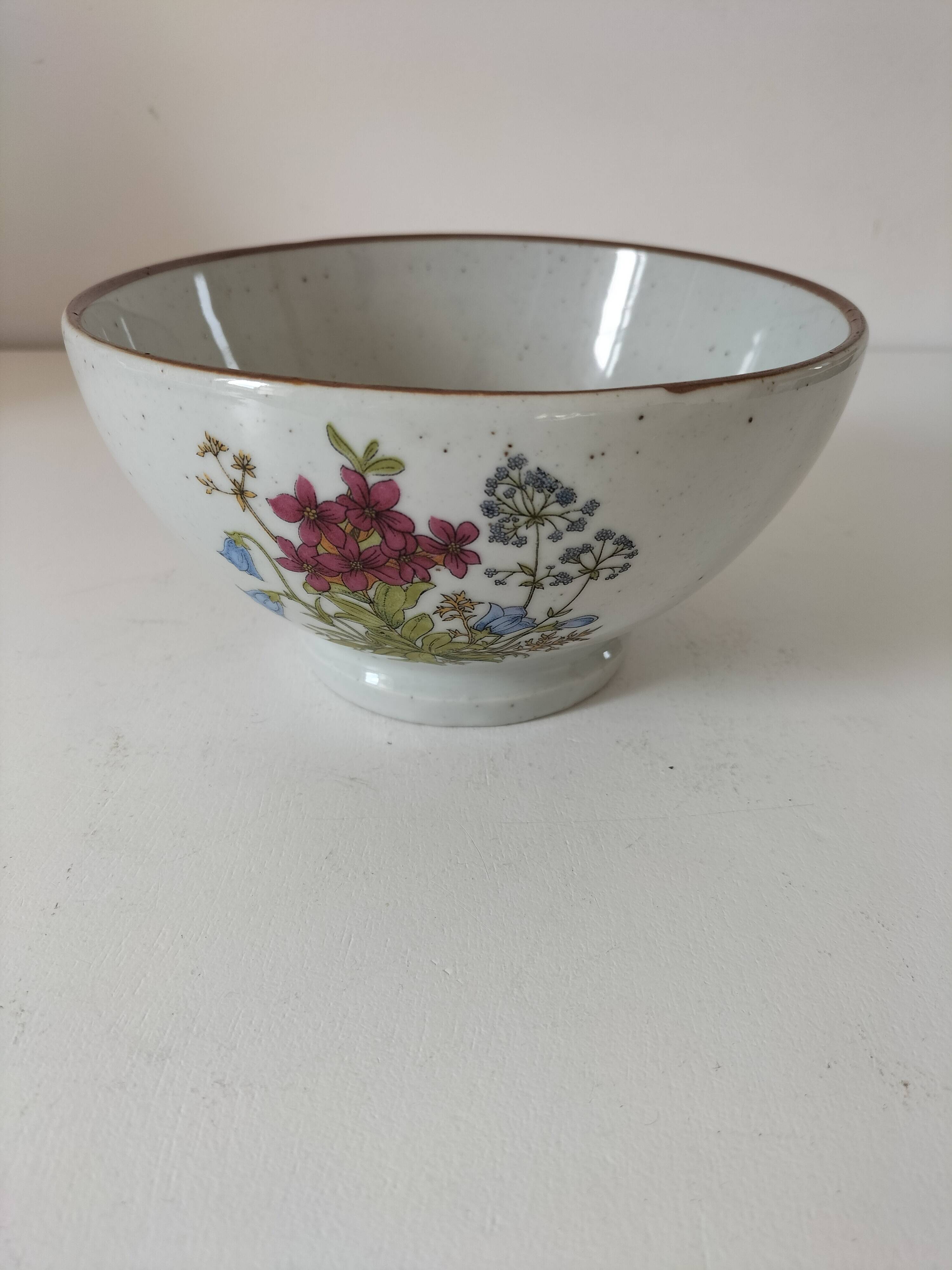 Large light grey speckled earthenware bowl with floral decoration – 1960s–1970s