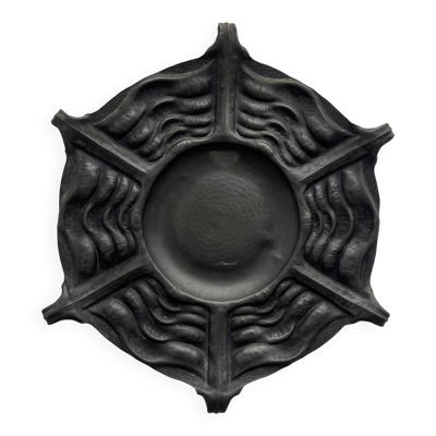 Plat en Etain Repoussé Alice & Eugène Chanal  1900/1925