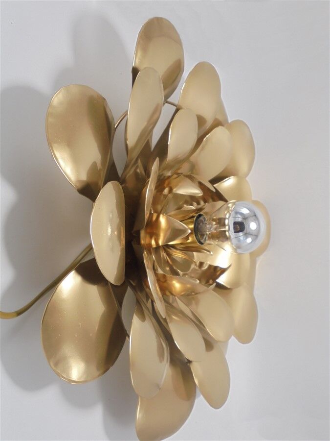 Flower-shaped wall lamp