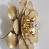 Flower-shaped wall lamp