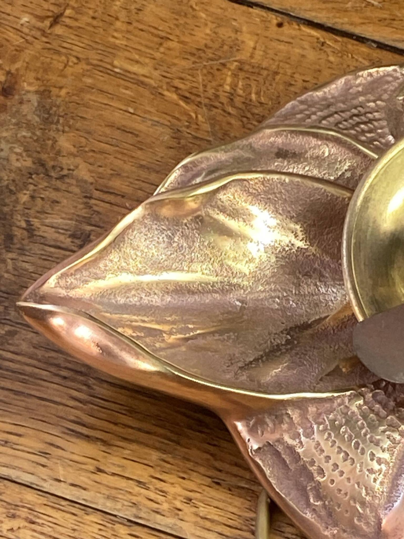 Lampe à poser, feuillage  en bronze rosé