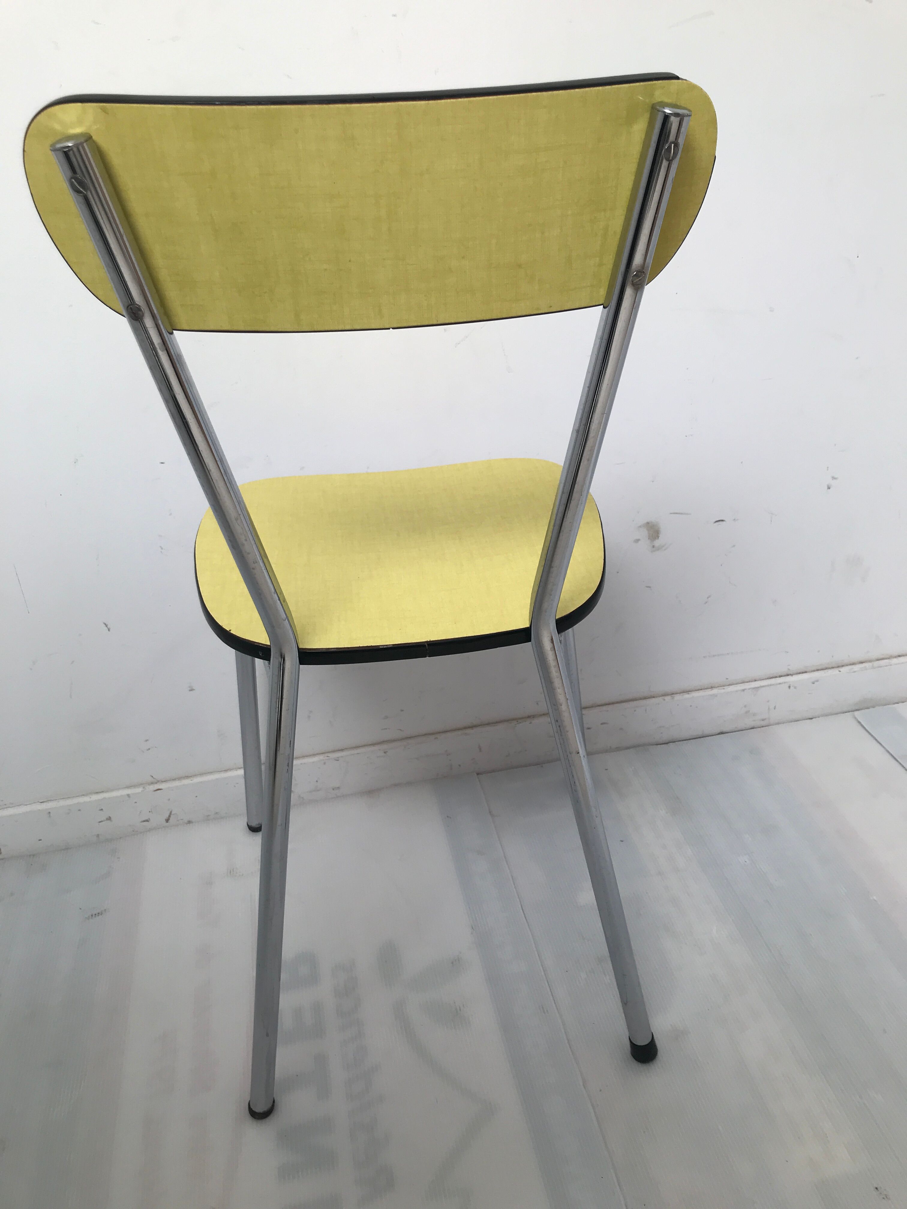 Table en formica jaune moutarde  des années 50- 60