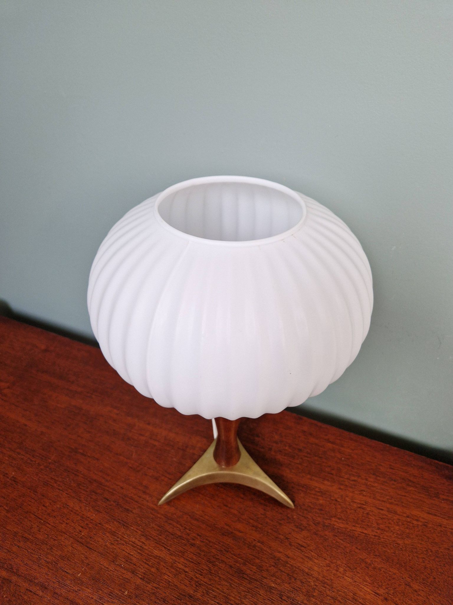 Scandinavian table lamp in teak and frosted white glass, 1960.