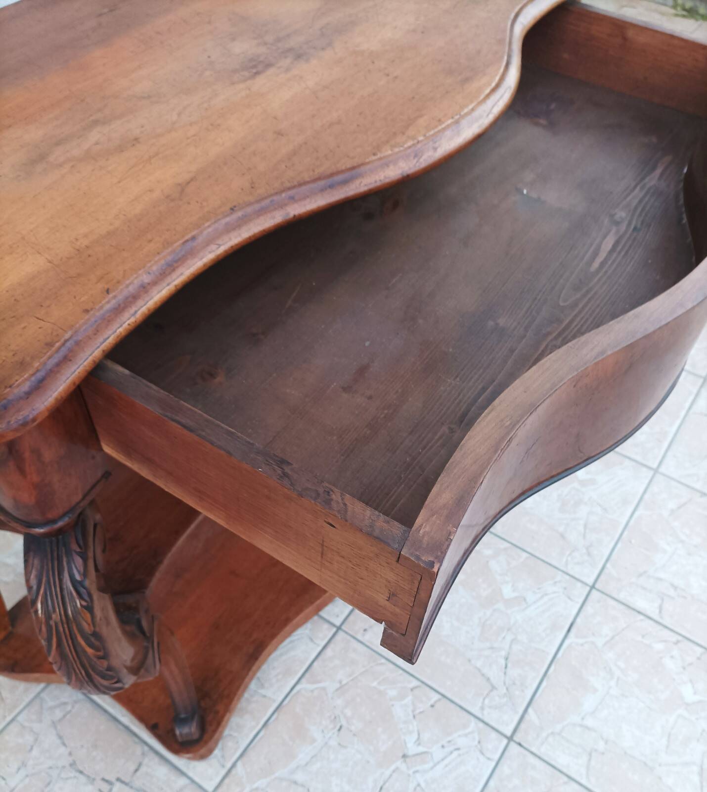 Large console from the Napoleonic III era in walnut and walnut burl.