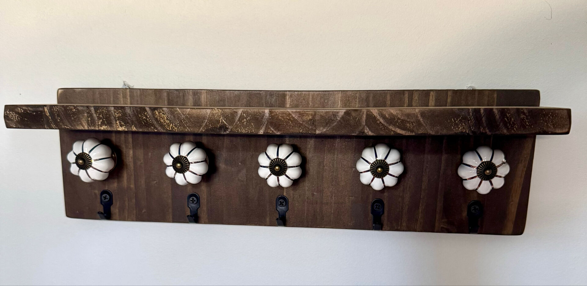 Wall-mounted key holder shelf | ceramic knobs | ceramic knobs