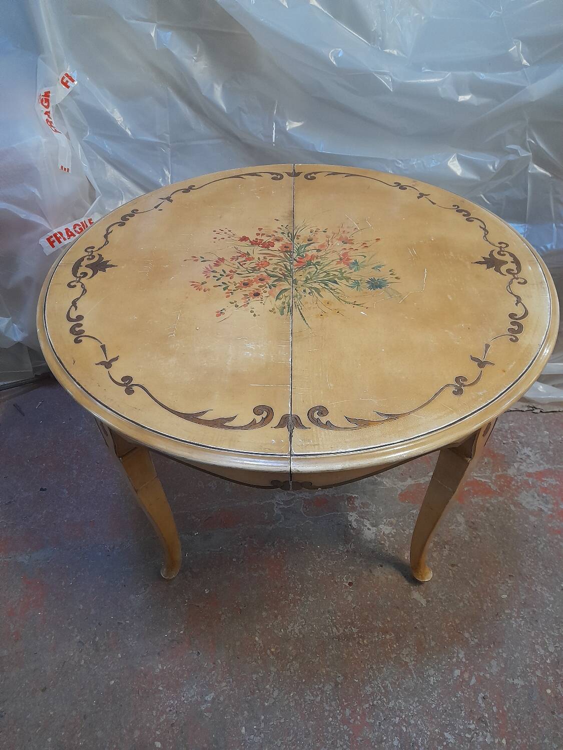 Round table for 4 to 10 place settings