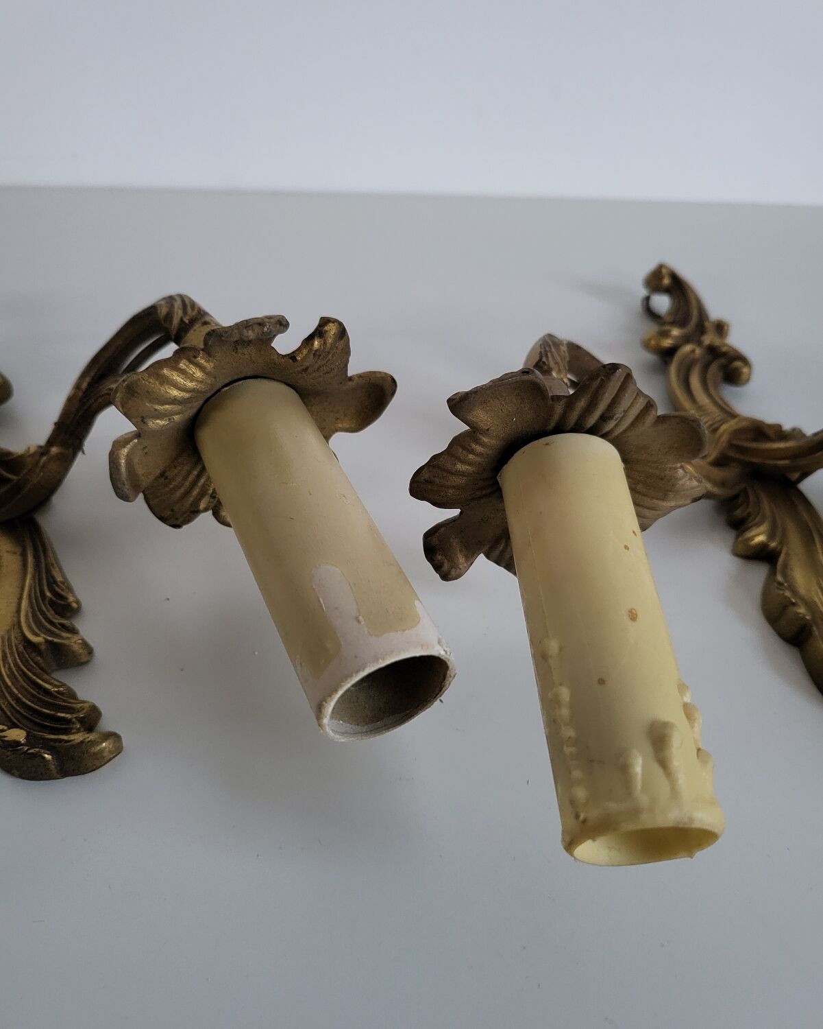 Ancienne paire d'appliques en métal doré style Louis XV - 2 lumières