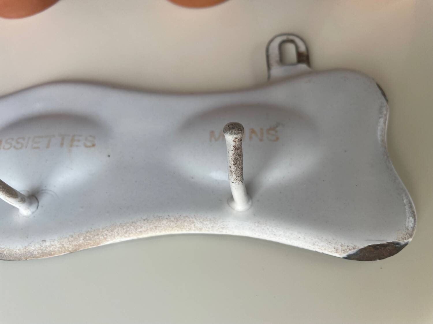 Enamelled sheet metal with inscriptions and hooks