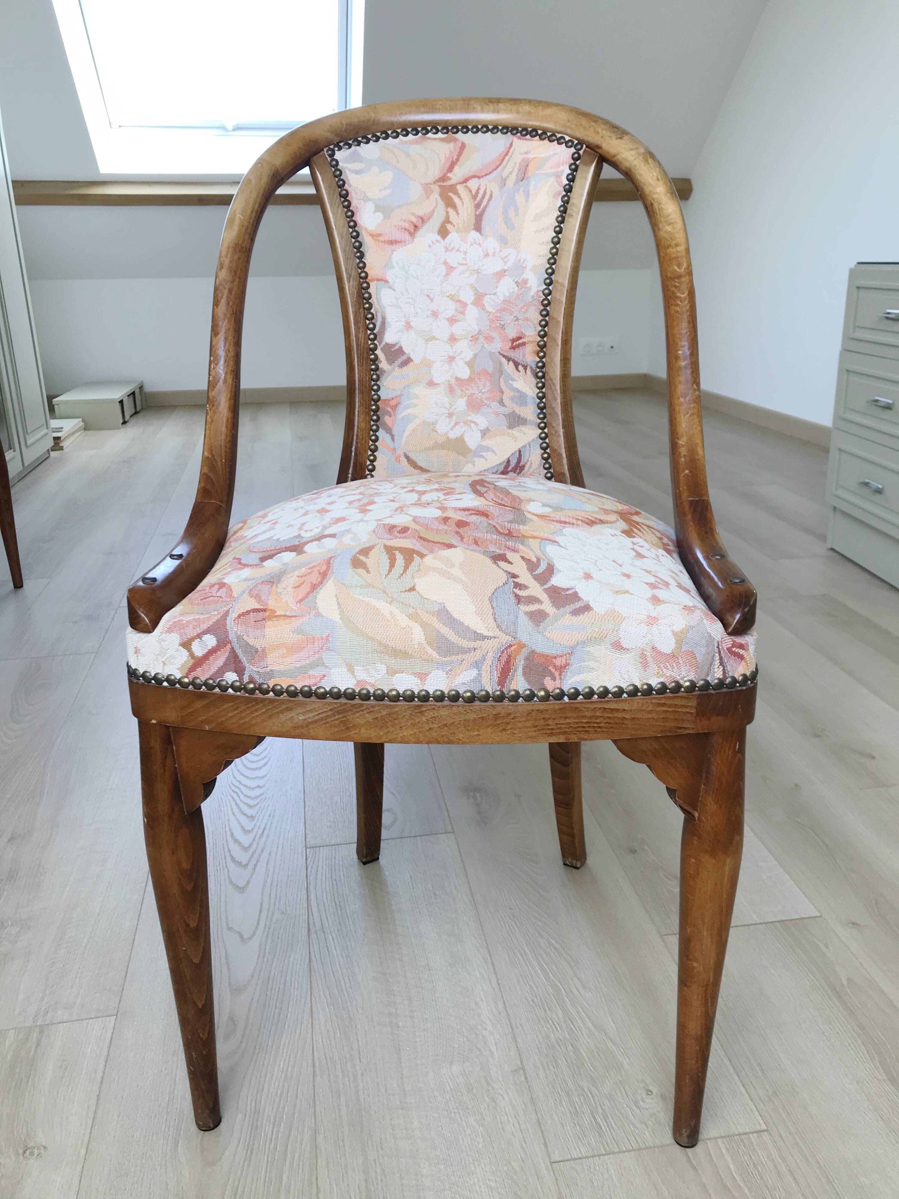 Directoire style gondola chairs
