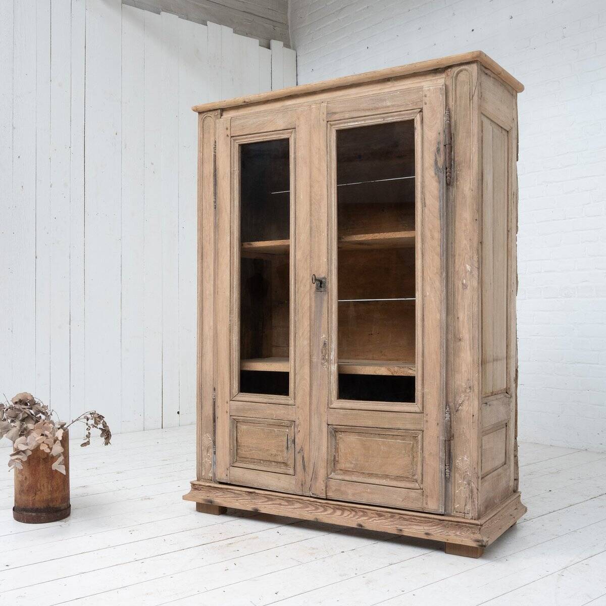 Vitrine en noyer à deux portes, 1880