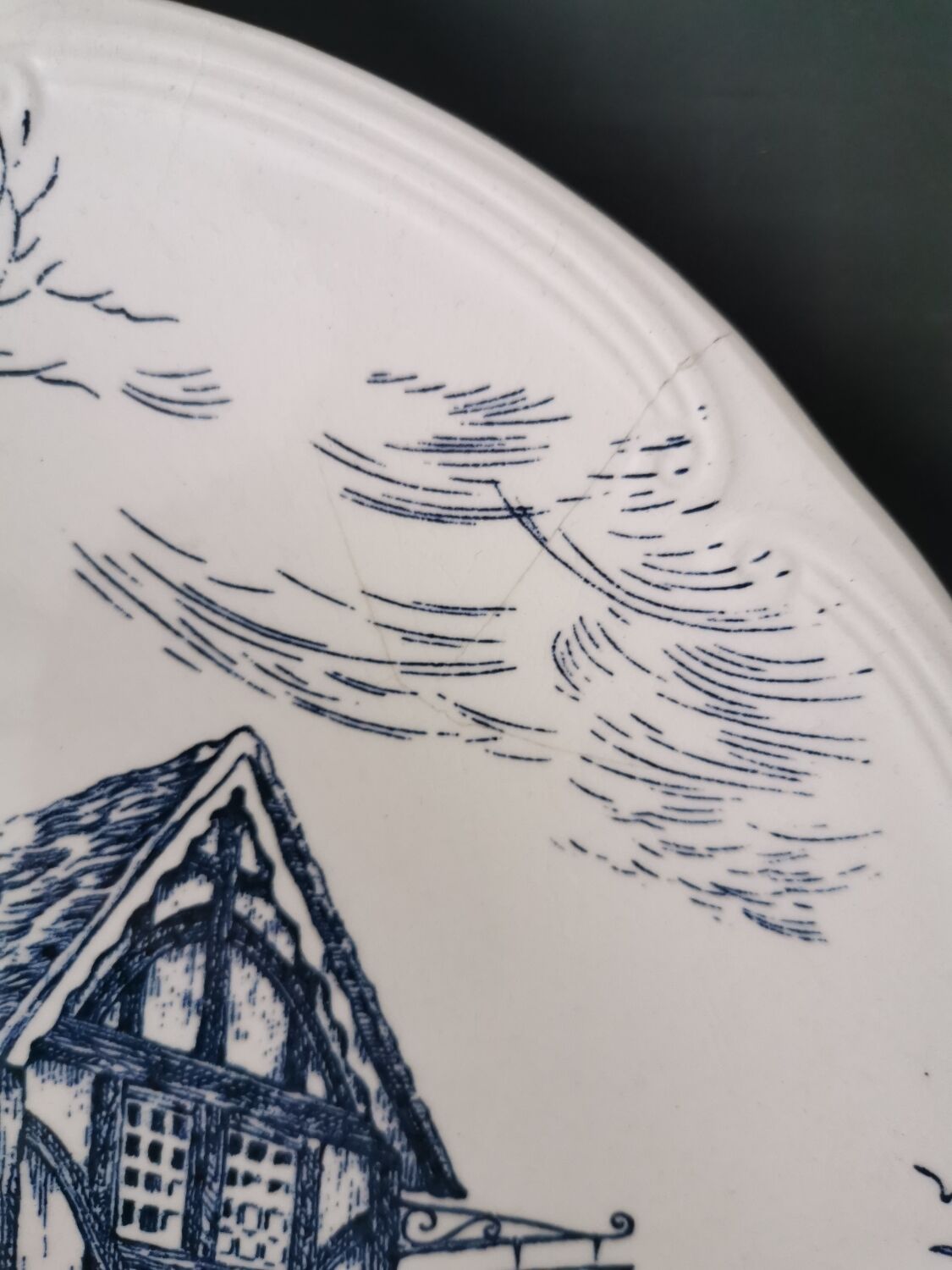 Decorative plate from Gien maison chasse